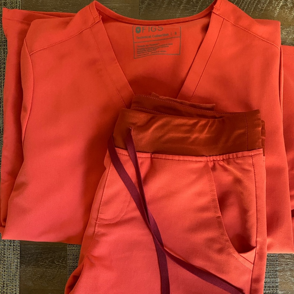 Figs small set Clay. Casma 3 pocket top and Zamora joggers. Selling as set.